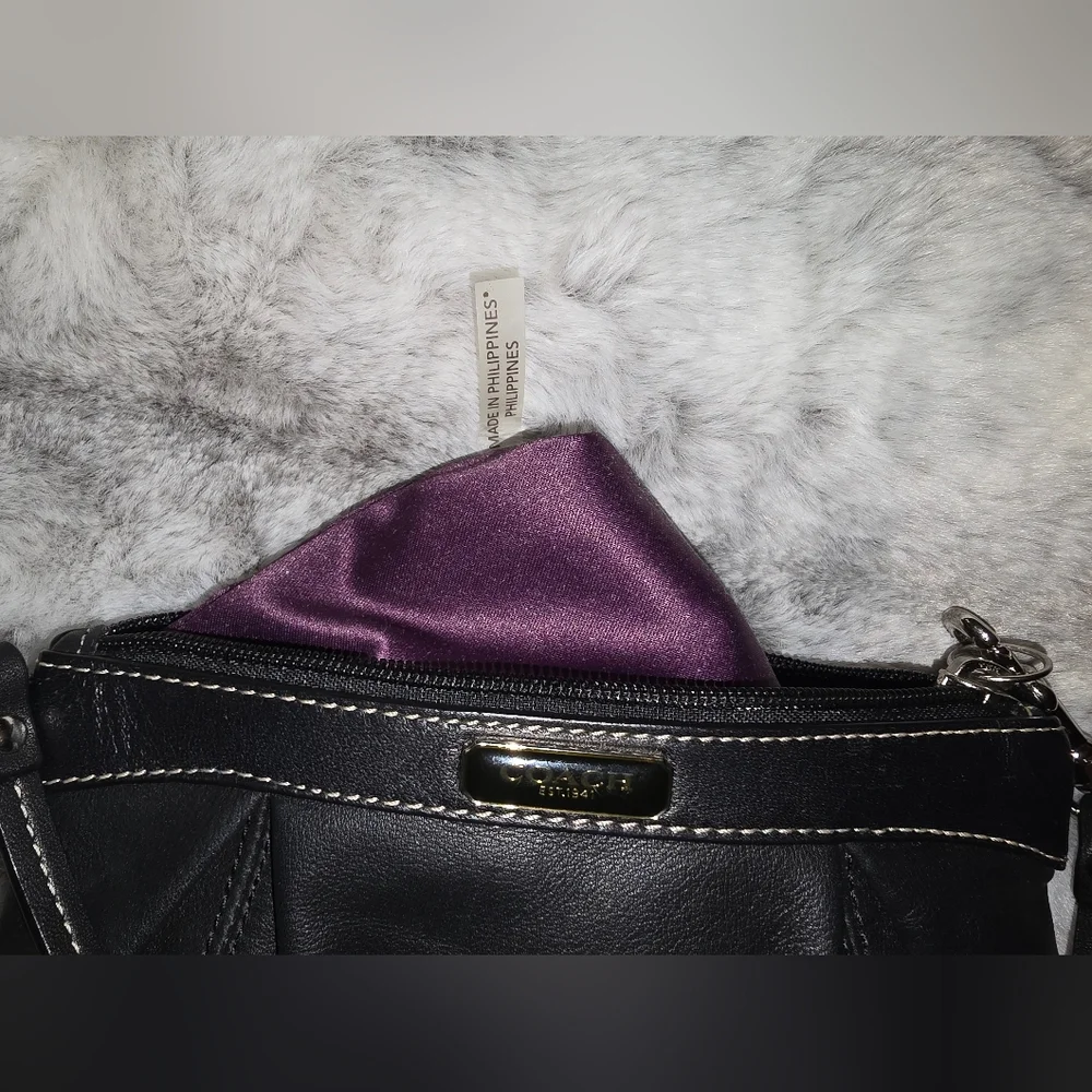 EUC Coach Madison Wristlet Black Leather Pleated with purple Satin Lining‎